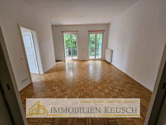 Helles Wohn- und Esszimmer mit Zugang zum Balkon