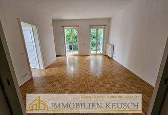 Helles Wohn- und Esszimmer mit Zugang zum Balkon