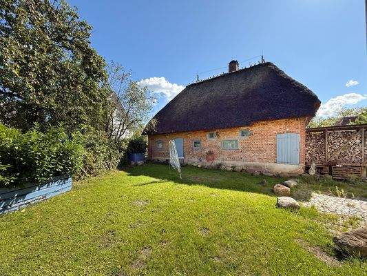 Westseite des charmanten Reetdachhauses