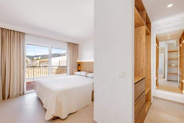 Master-Schlafzimmer mit Ankleidebereich