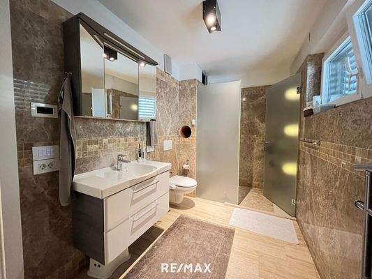 Badezimmer im Obergeschoss