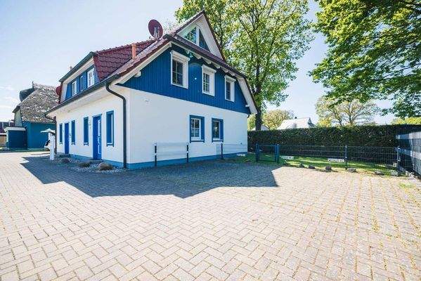 Eingangsseite m. Parkplätzen.jpg