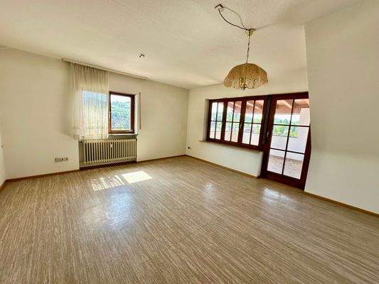 Großzügiges Wohnzimmer im Dachgeschoss