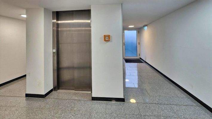 Fahrstuhl mit Treppenhausflur