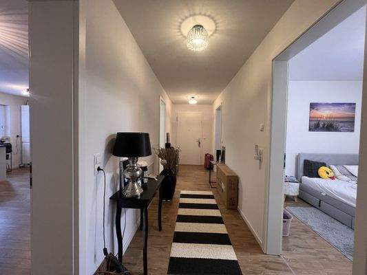 Lichtdurchfluteter Wohnungsflur mit eleganter Raumaufteilung und stilvollem Läufer