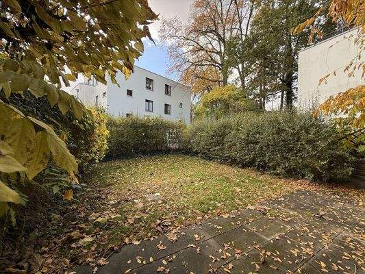 Blick von der Terrasse zum Garten