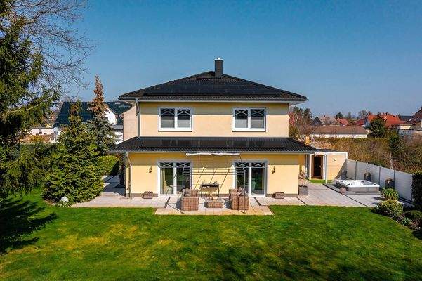 Südseite Haus mit Garten