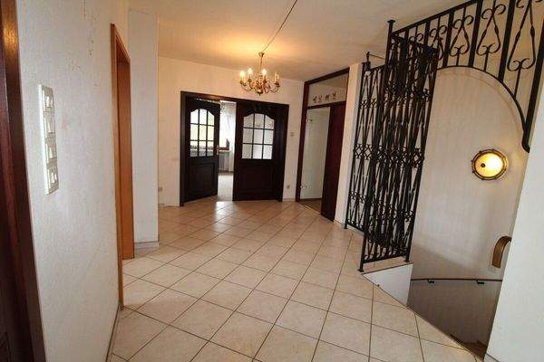 4 - Diele - Flur mit breiter Kellertreppe