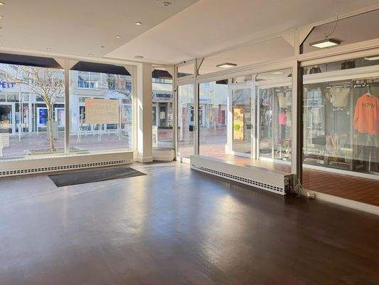 Große Schaufenster zur Strandstraße.jpg