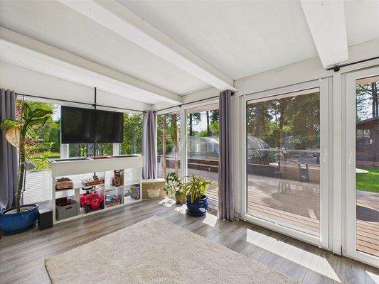 Wohnzimmer mit Blick in den Garten