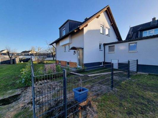 Westseite mit Nebengebäude-Teil