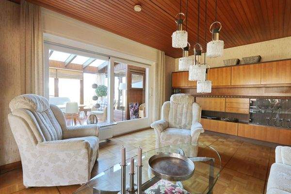 Wohnzimmer mit angrenzendem Wintergarten