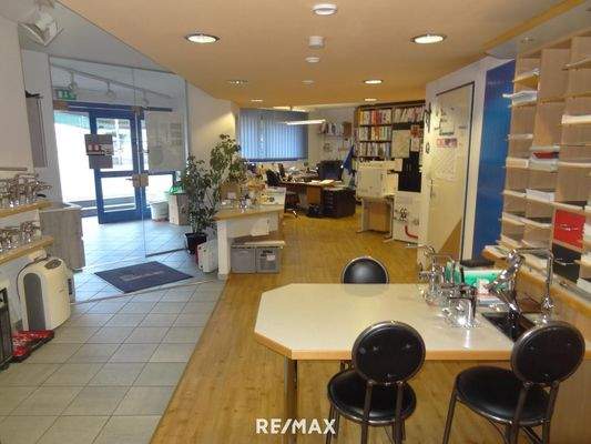 Blick zu Eingang und Bürobereich