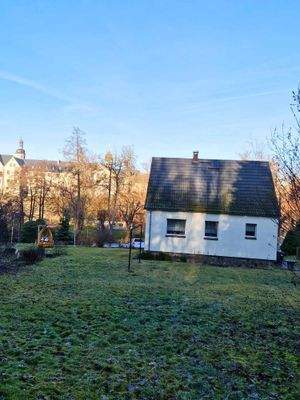 Hausansicht mit Schloßblick