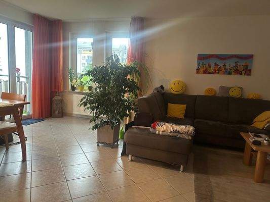 Helles Wohnzimmer mit Deko