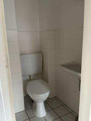 WC mit weißen Bodenfliesen