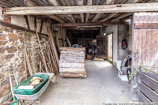 Unterstand Scheune links