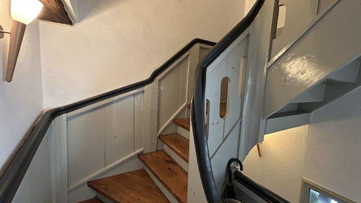 Historischer Treppenaufgang in WE 02