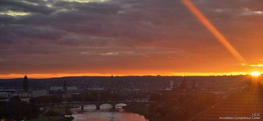 Die Aussicht - Abenddämmerung - vom Penthouse auf Dresden