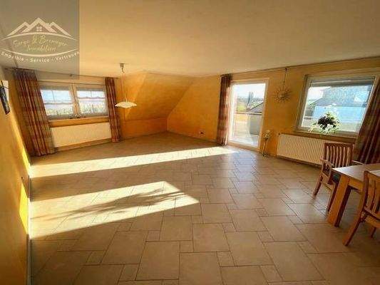 Wohnzimmer mit Balkonzugang OG II