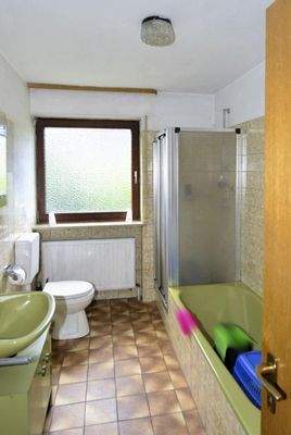 Tageslichtbad mit Wanne, Dusche, Waschbecken und WG im Erdgeschoss
