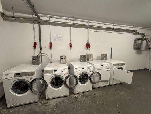 Waschküche mit Maschinen