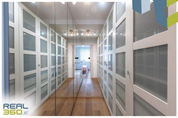 Schrankraum bei Schlafzimmer 1