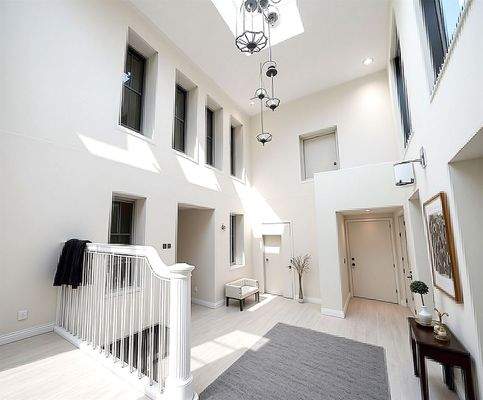 Empfangshalle mit 5 Meter Ga