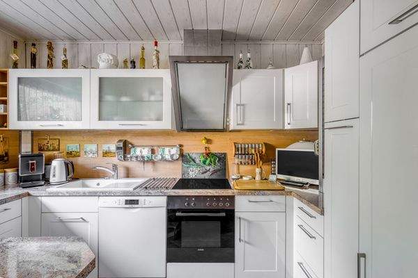  Tagesbelichtete Einbauküche