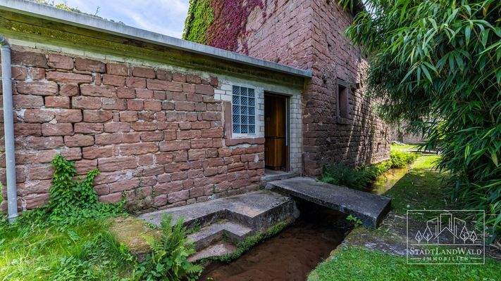 Garten - Bachlauf - Scheune