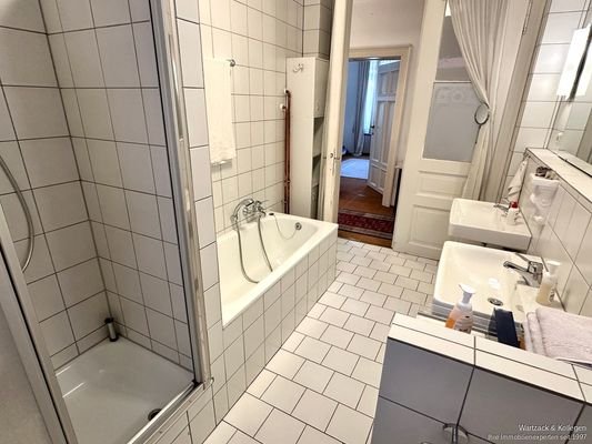 ...mit Dusche und Badewanne