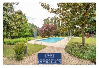 mit parkartiger Außenanlage