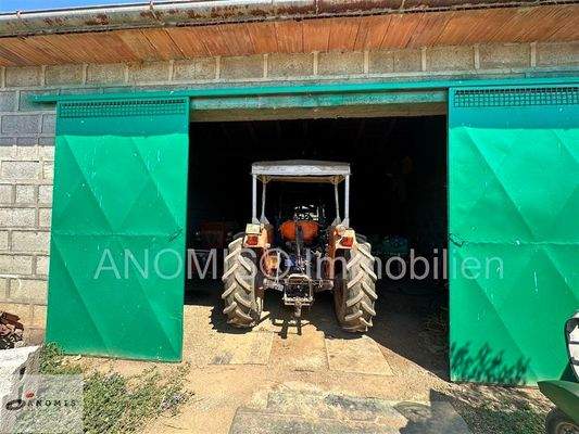 Traktor und Maschinenhalle