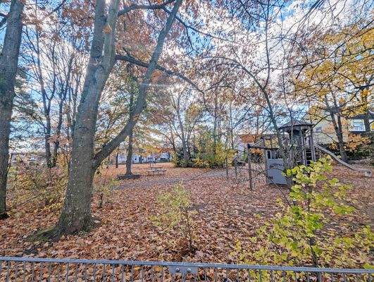 Naher Spielplatz PXL_20251030_113635787b.jpg