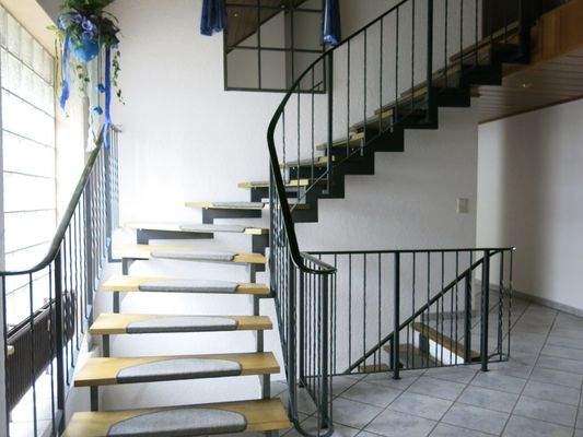 die Treppe ins Obergeschoss