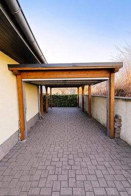 Auffahrt mit Carport.jpg