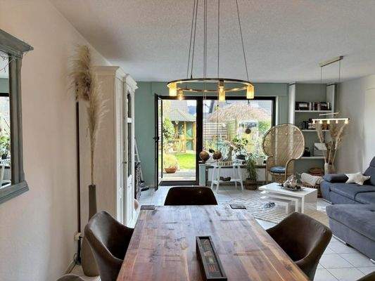 Helles Wohn- und Esszimmer mit Blick ins Grüne