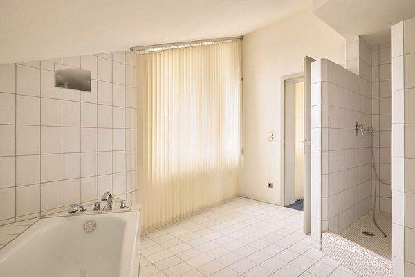 Blick in das Badezimmer, weitere Ansicht