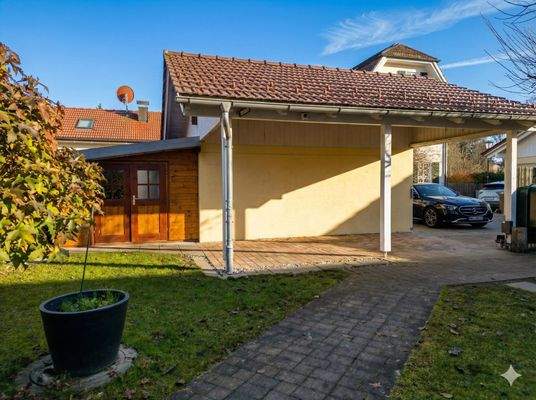 Geräteschuppen mit Carport und Garage