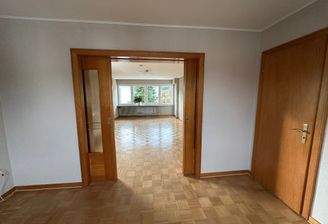 Esszimmer mit Blick ins Wohnzimmer rechte Tür zur Küche 