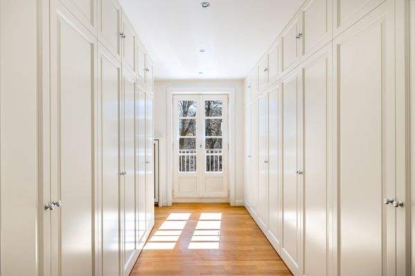 Umfangreiche Schreinereinbauten