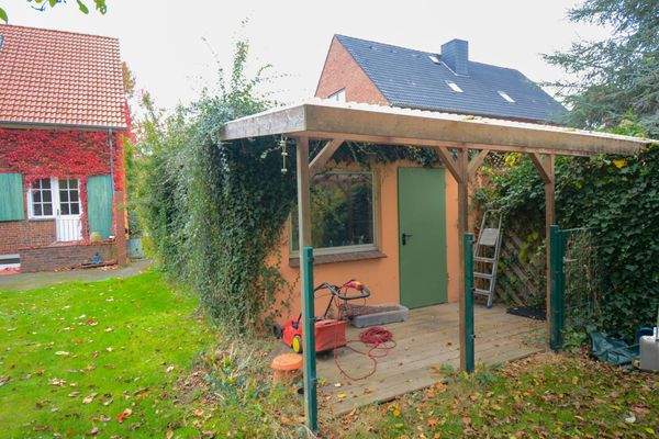 Blick auf die Garage mit Abstellraum