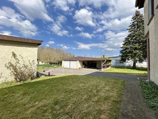 Blick zur Garage und Carport