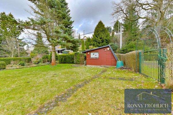 großer Garten mit Schuppen