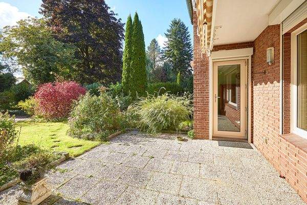 Teilweise überdachte Süd-Terrasse