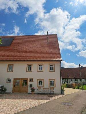 Ihr Parkplatz und eigener Eingang / Tür links