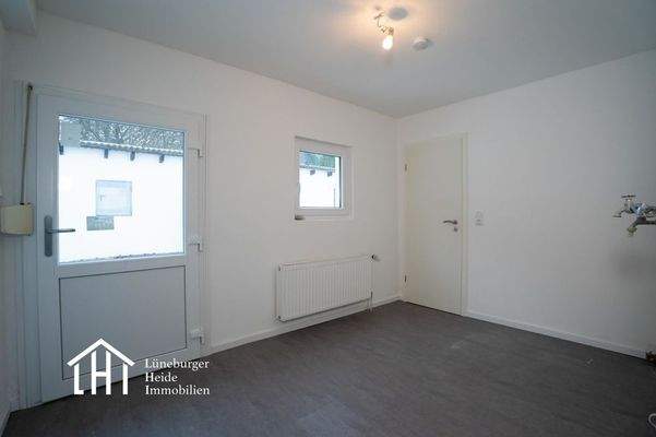 Hauswirtschaftsraum mit Zugang in den Innenhof