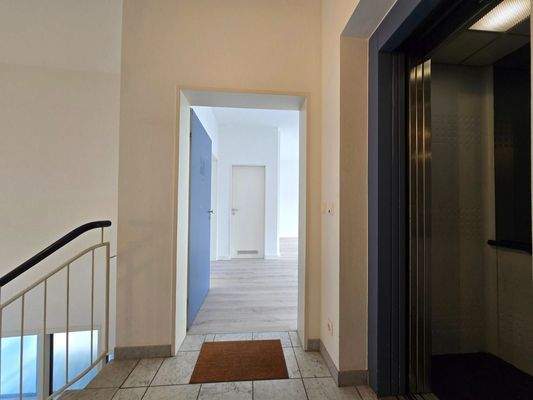 Eingang und Aufzug 1. OG