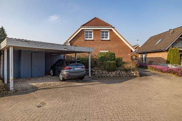 Außen - Doppelcarport und Zuwegung