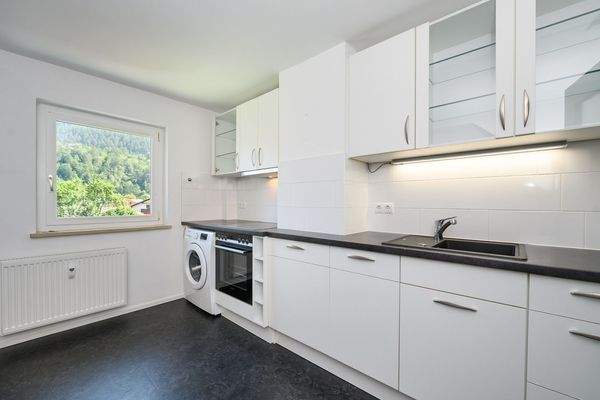 Helle Wohnküche mit Bergblick